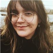 Profesora de inglés imparte clases a niños de todas las edades